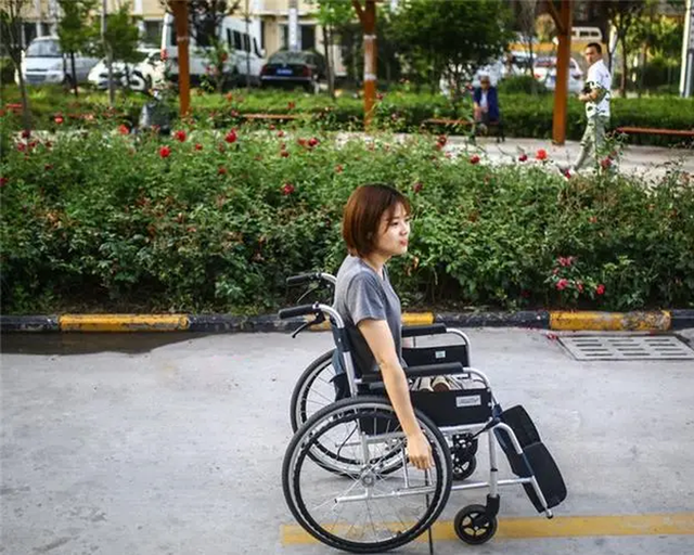 “无腿女孩”渭梅女，车祸截肢被父母遗弃，双手走出励志人生路！