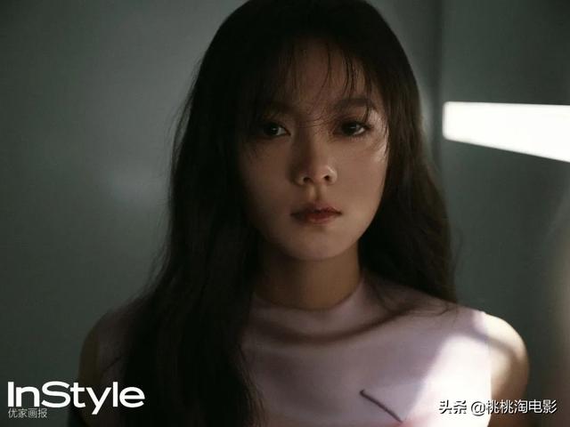 00后小花赵今麦《GQ》黑白风格写真大片，变身摇滚酷女孩