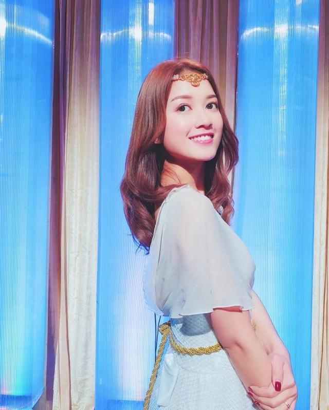 美女学徒 钟晴 Karlie 说错话引公愤，愛狗人士發文狂插佢