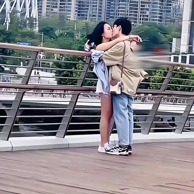 广东：情侣在街头舌吻，女生欲拒还迎主动配合，深情投入无视路人