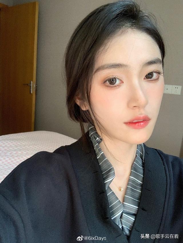 99年美女空乘小姐姐迷人美照欣赏，真好看