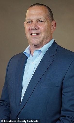 美国男生穿裙子进入女厕所强奸女孩，受害者父亲反被学校当疯子