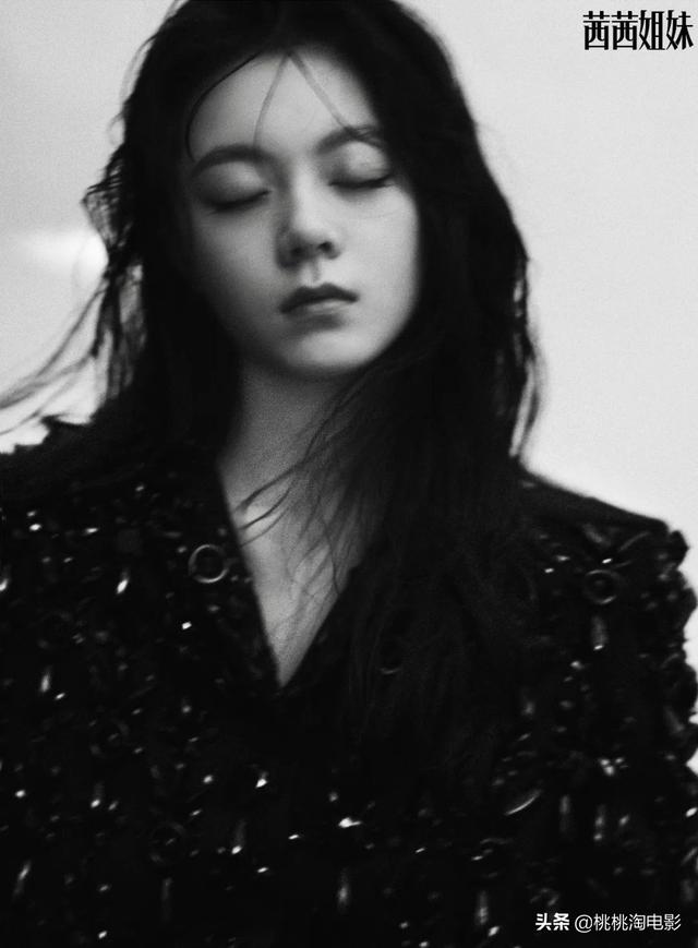 00后小花赵今麦《GQ》黑白风格写真大片，变身摇滚酷女孩