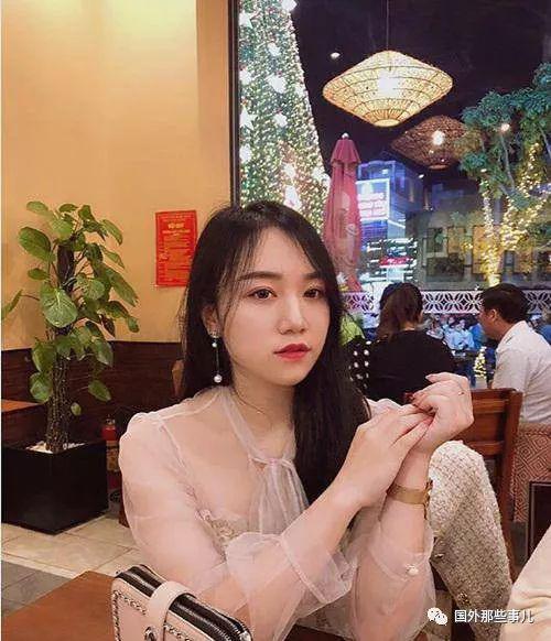 越南女老师长得太漂亮,学生忍不住偷拍照片让她走红网络