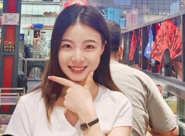 98年女生,笑容甜美,职员,163cm,本科。活泼开朗