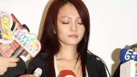 娱乐圈哪有真感情！这6对塑料姐妹花，为上位互踩，抢闺蜜老公