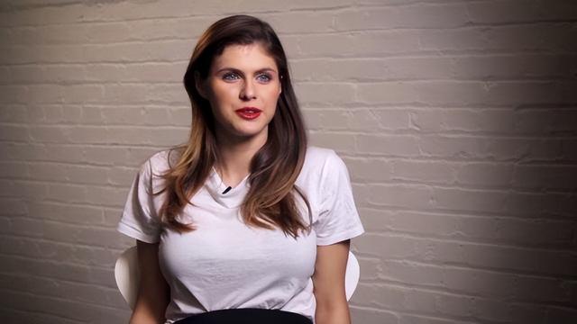 她是热门剧中的“花瓶”，缩胸后更红，嫁给大17岁二婚男变小清新