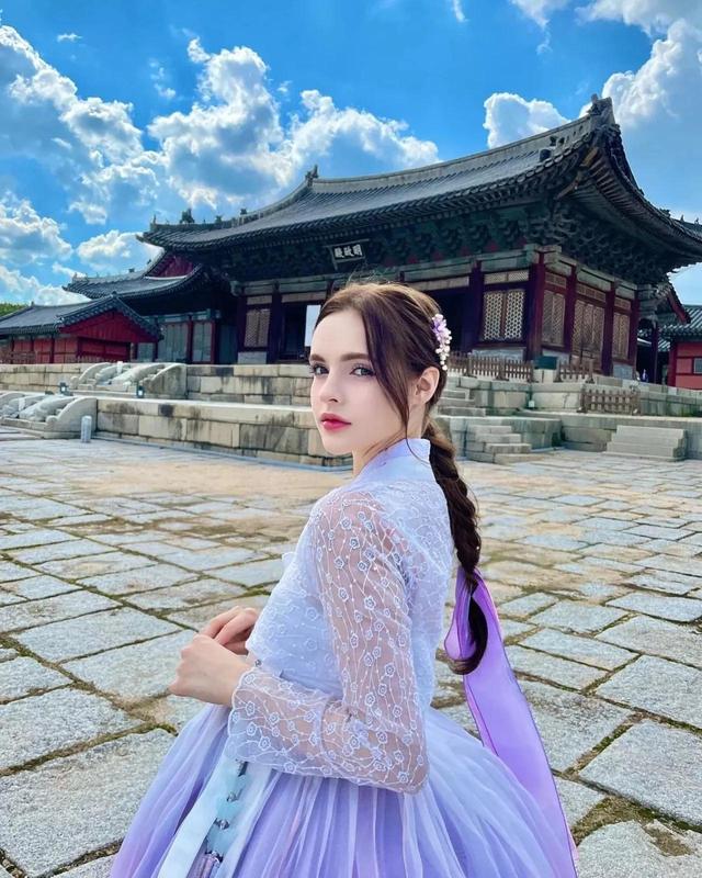 美的好似娃娃的俄罗斯美女Sasha Song