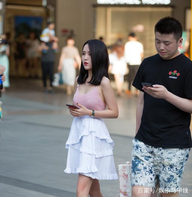 街拍：虽然图1的少妇身材凹凸有致，但我更欣赏图5的白衣美女！