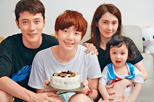 港圈四大女神齐热舞,身材纤细长腿瞩目,穿衣大胆舞姿不输女团