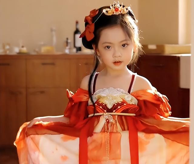 浙江一宝妈拍下女儿扭腰跳舞看呆网友：古代十岁倾国倾城是真的