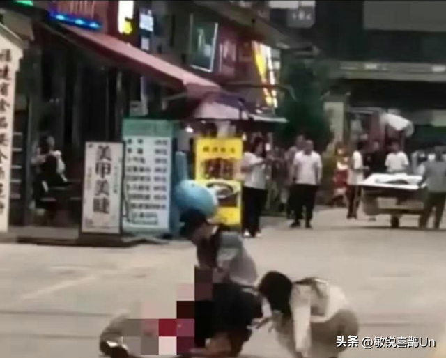 奸情出人命！漳州万达广场，老公当街疯狂向妻子情夫捅数刀致死亡