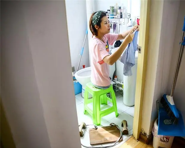 “无腿女孩”渭梅女，车祸截肢被父母遗弃，双手走出励志人生路！