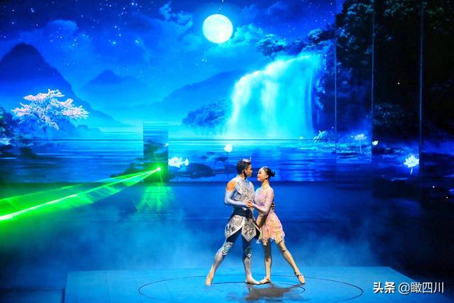 美女踩在男子肩膀和头顶上跳芭蕾,动作惊险唯美看呆路人