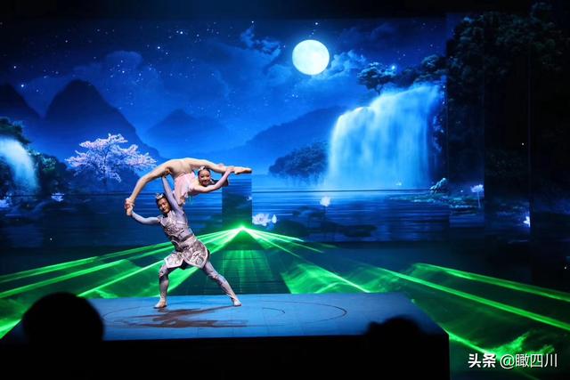 美女踩在男子肩膀和头顶上跳芭蕾,动作惊险唯美看呆路人