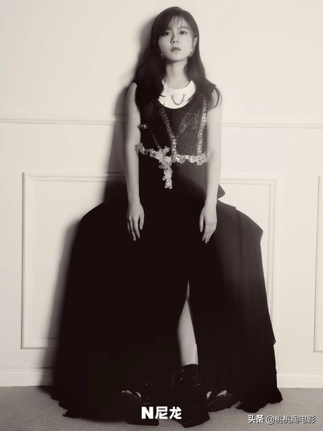 00后小花赵今麦《GQ》黑白风格写真大片，变身摇滚酷女孩