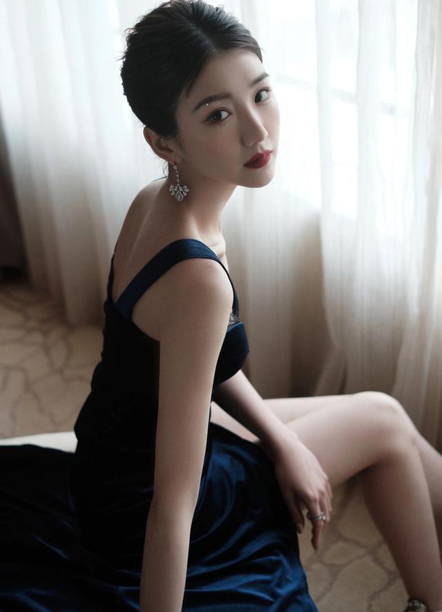 八位美女写真,风姿绰约小天仙,惊鸿一瞥清流溪,有你喜欢的吗?