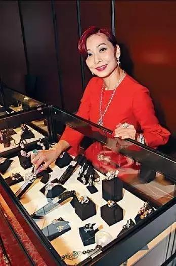 《音乐故事》她是《容易受伤的女人》首唱,更是励志女王