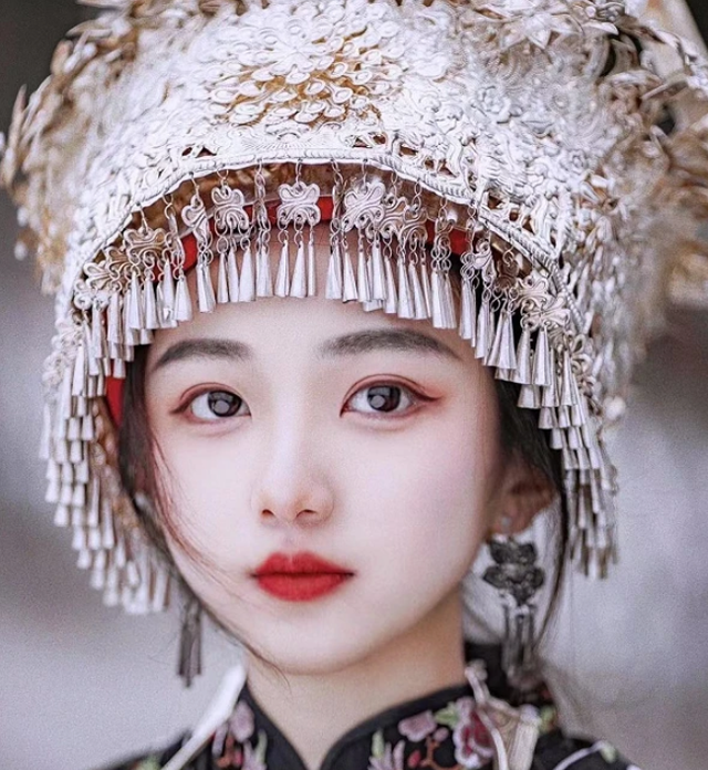 “土家族”女孩晒南大研究生证，高颜值惊艳众人，评论却一股酸味