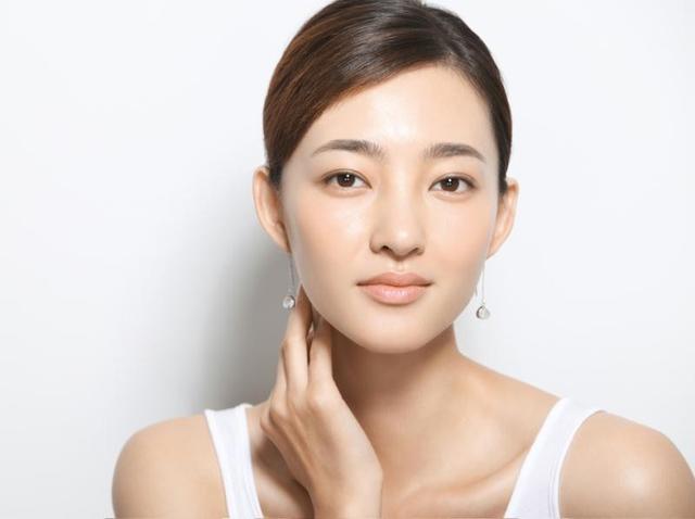 36岁王丽坤逛迪士尼，生图双腿细长白嫩，手部青筋太多健康引担忧