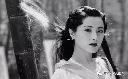 美过章子怡出道多年却一直不火,曾靠全裸照片博关注