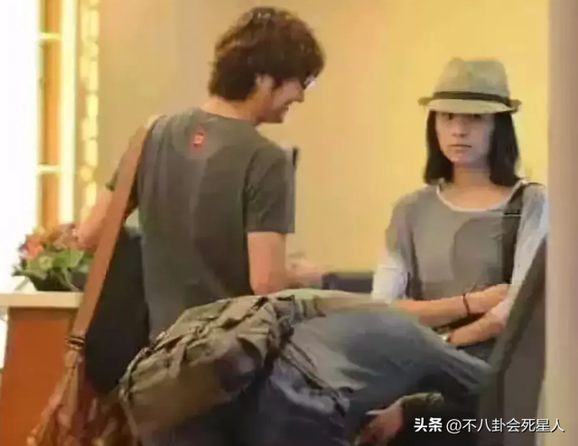 憔悴、浮肿、秃头,10位女星素颜街拍照,让我看见了人间真实