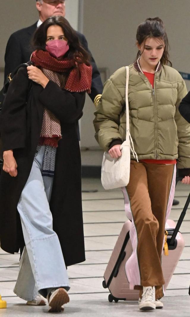 阿汤哥16岁的女儿出街很豪放！穿低胸抹胸还露肩，比小时候更漂亮