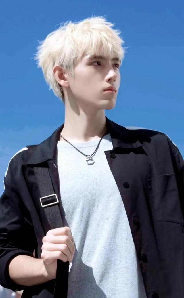 某男星多次睡粉,卑微跪舔富婆,跟网红在酒吧卫生间发生关系