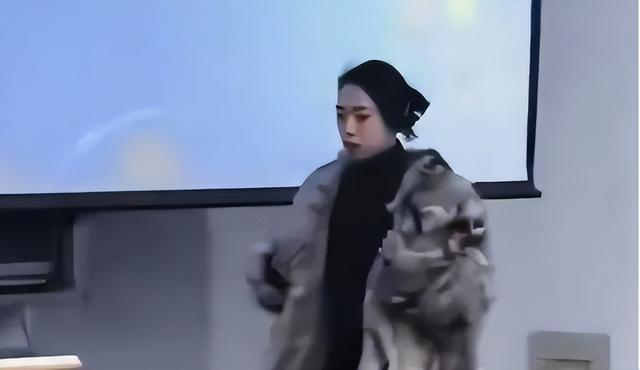 大学美女教师火了,进入教室气场全开,学生:这不大嫂来了吗