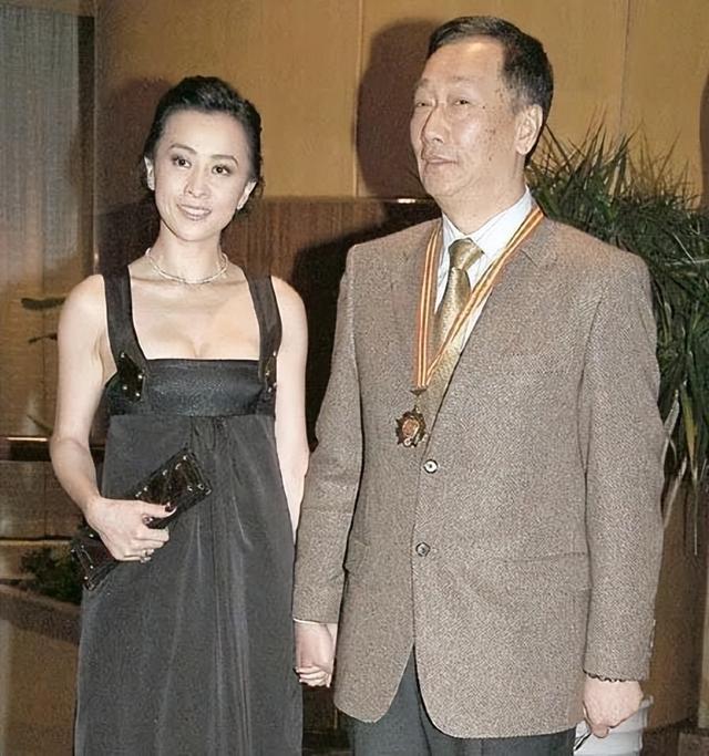 娱乐圈哪有真感情！这6对塑料姐妹花，为上位互踩，抢闺蜜老公