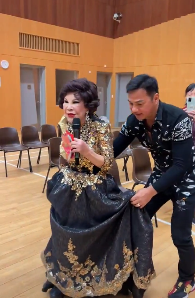 90岁香港三级女星黄夏蕙出来工作！为三餐不惜乞讨，家中财富过亿