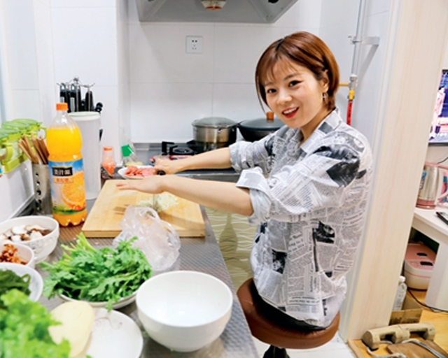 “无腿女孩”渭梅女，车祸截肢被父母遗弃，双手走出励志人生路！