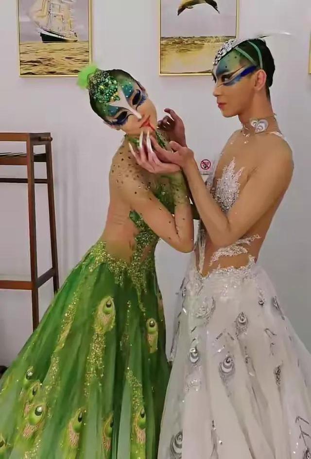 杨丽萍孔雀舞惹争议!男女胸部紧贴一起来回乱蹭,网友直呼辣眼睛