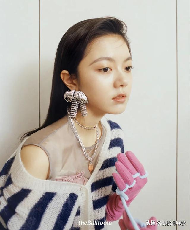 00后小花赵今麦《GQ》黑白风格写真大片，变身摇滚酷女孩