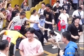 考完了，“一字马”女孩火了！网友：开心到劈叉