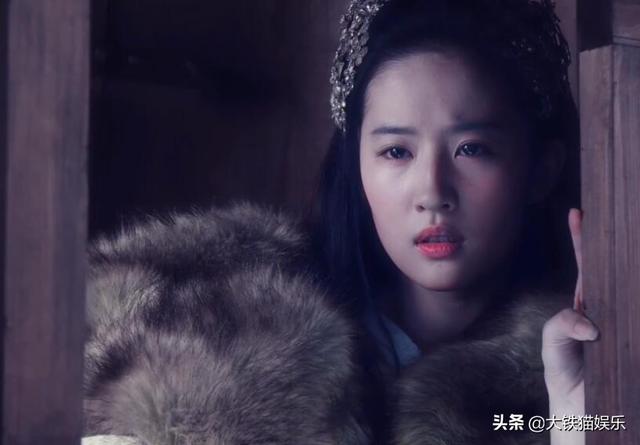 颜值不够就别穿貂了,10位古装美人告诉你啥叫大氅在身,雍容华贵