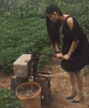 姑娘在大街玩喷水，忽然发现被人看见了，有点不好意思哈哈哈