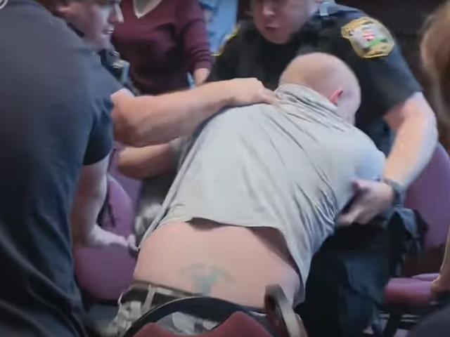 美国男生穿裙子进入女厕所强奸女孩，受害者父亲反被学校当疯子