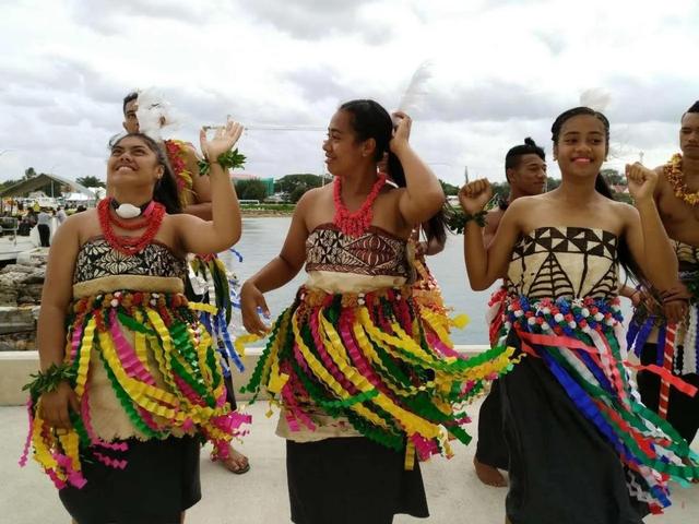 世界上最早看见太阳的国家，女人身材肥胖却有最美丽的脸