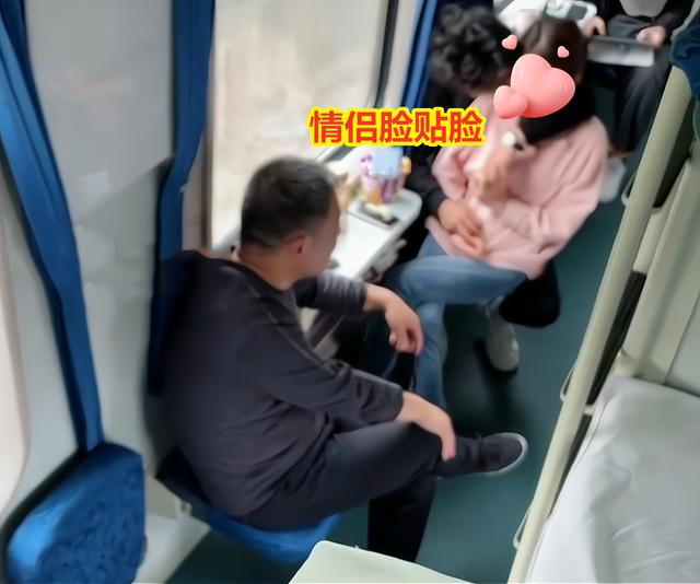 女子火车坐男友腿上,男友情难自禁搂住拥吻,把对面大叔整害臊了