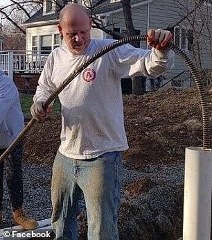 美国男生穿裙子进入女厕所强奸女孩，受害者父亲反被学校当疯子