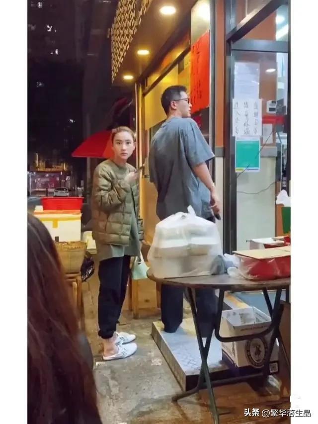 何超莲窦骁现身平价小吃店,打扮低调接地气,和佘诗曼一起聚餐