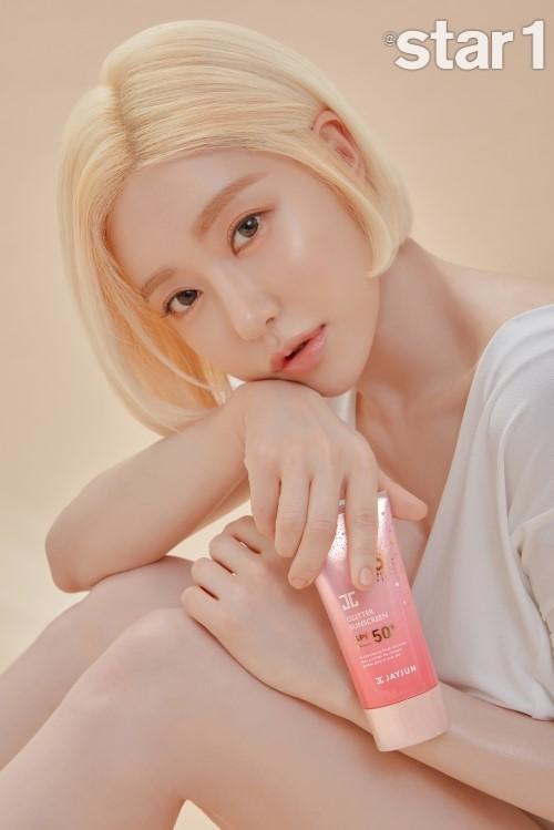 韩国美女DJ SODA拍杂志写真秀火爆身材