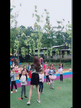 姑娘在大街玩喷水，忽然发现被人看见了，有点不好意思哈哈哈