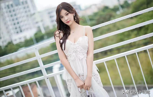 姑娘在大街玩喷水，忽然发现被人看见了，有点不好意思哈哈哈