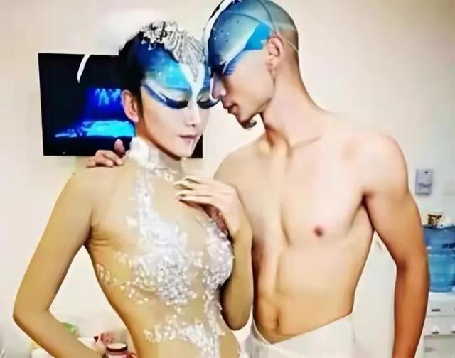 杨丽萍孔雀舞惹争议!男女胸部紧贴一起来回乱蹭,网友直呼辣眼睛