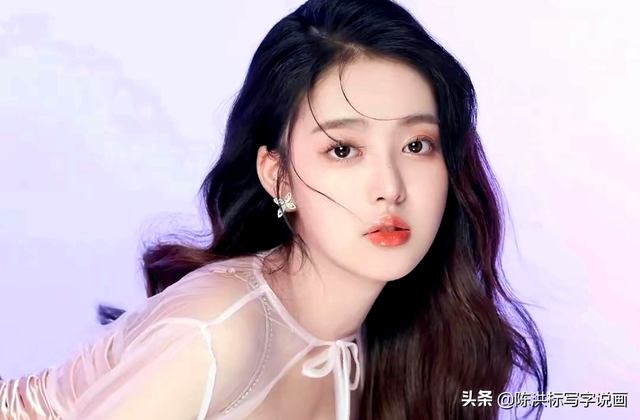 这真的不是照片?看水中少女的人体画,不仅逼真美丽而且清凉解暑