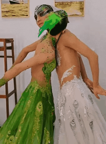 杨丽萍孔雀舞惹争议!男女胸部紧贴一起来回乱蹭,网友直呼辣眼睛