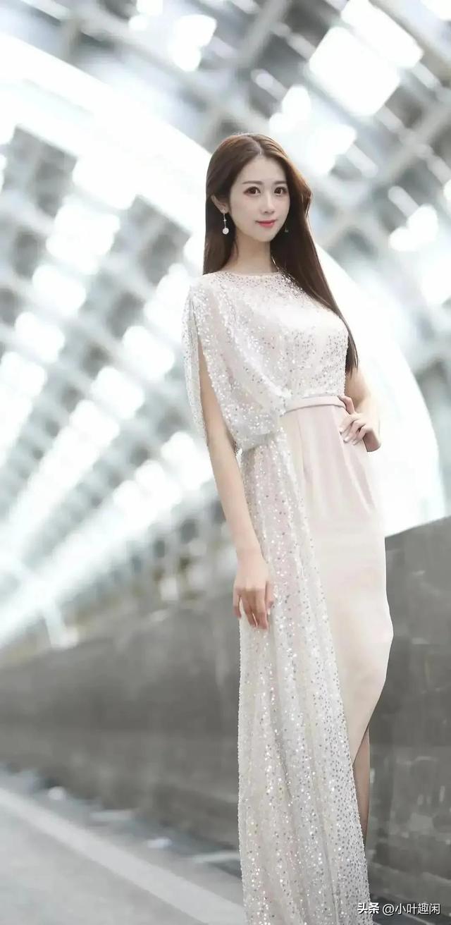 分享一组女神级车模，妩媚迷人，风情万种