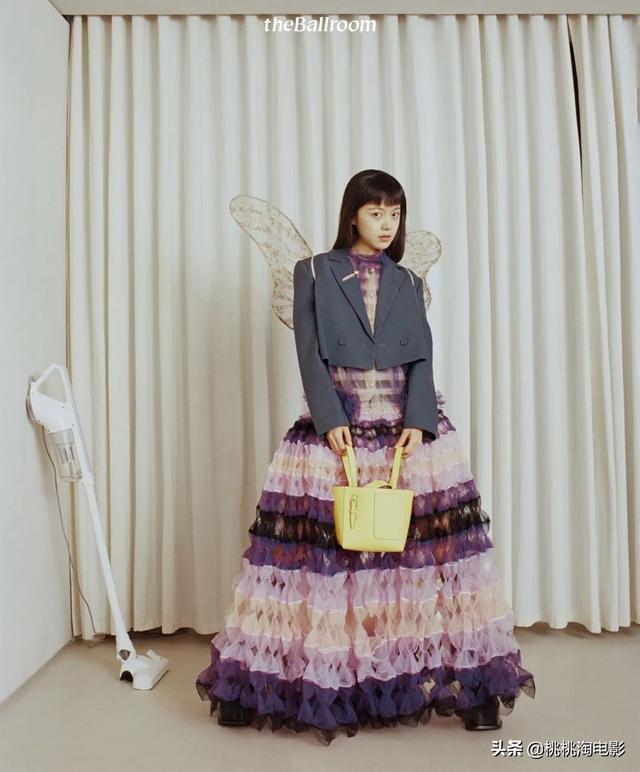 00后小花赵今麦《GQ》黑白风格写真大片，变身摇滚酷女孩